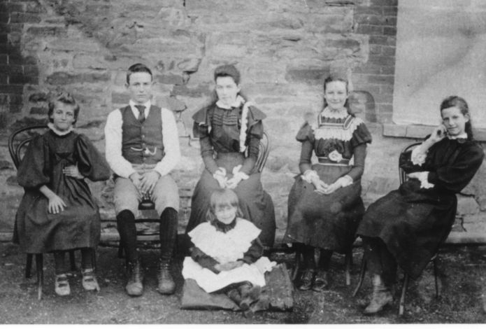 Thomas Wood's young family at Willowie, South Australia, circa 1898/9
