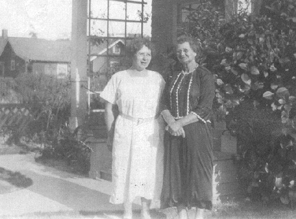 Elizabeth Jordan neé Wood with her daughter Elizabeth Cesarine Jerram nee Jordan, Los Angeles, around 1920-1924