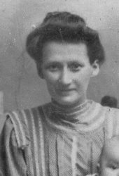 Maria Wood at Hastings in 1910, when by then she was Mrs Mitten